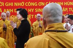 Những khoảnh khắc thiêng liêng và xúc động đưa tiễn hài cốt các liệt sĩ quy tập ở Công viên Lê Thị Riêng
