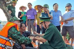 Ngư dân câu mực Hà Tĩnh được cứu sống sau 2 ngày trôi dạt trên biển