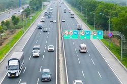 Kiểm soát tốc độ, giữ khoảng cách để giảm tai nạn trên cao tốc