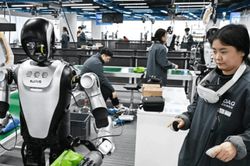 Nghề mới ở Trung Quốc: Huấn luyện robot, lương 900 USD/tháng