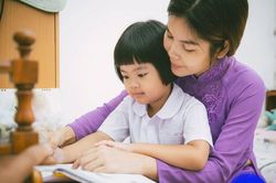 Vì sao cha mẹ càng quát mắng, con càng khó bảo?