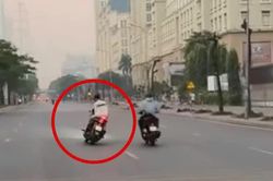 Hai nữ quái xế chạy xe SH lạng lách gây nguy hiểm tại Hà Nội