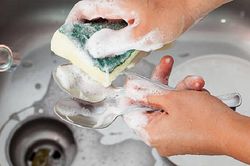 Rửa bát tưởng đơn giản nhưng không phải ai cũng làm đúng: 4 sai lầm nhiều gia đình mắc phải, tưởng sạch hóa ra đang nuôi vi khuẩn