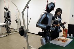 Công nghệ 15/10: Robot hình người có thể khiến chip nhớ khan hiếm
