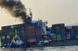 Video tàu container trúng thủy lôi, chìm dần trên eo biển Hormuz