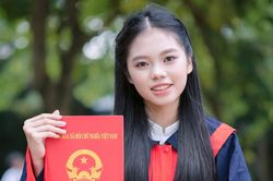 Thủ khoa lớp 10 Hà Nội 'vượt cấp' giành giải Nhất học sinh giỏi Văn lớp 12
