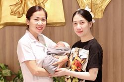 Về từ Hàn Quốc giữ con, mẹ vỡ òa đón bé 1,2kg từ ca tam thai nguy kịch