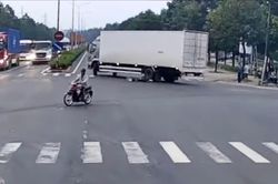 Video tài xế xe tải ở TP.HCM gây tai nạn, kéo nạn nhân khỏi gầm xe rồi bỏ chạy