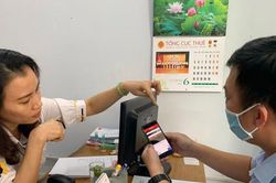 Hà Nội hỗ trợ người dân tra cứu, nộp thuế đất qua eTax Mobile