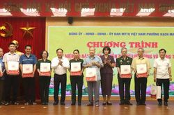 Phường Bạch Mai: Tặng quà tri ân cựu chiến binh nhân Ngày truyền thống lực lượng vũ trang Thủ đô