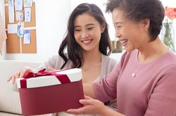 Con dâu bỏ tiền triệu mua áo biếu mẹ chồng, vài ngày sau chết lặng khi thấy chiếc áo được mặc trên người bác hàng xóm