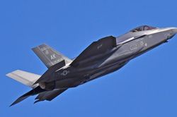 Vì sao Ấn Độ chỉ nhìn mà không được chạm vào tiêm kích F-35 Mỹ?
