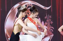 Đương kim Miss Charm Anna Blanco trao sash cho thí sinh Miss Charm Vietnam 2026