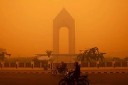 Bầu trời chuyển màu cam bất thường, khói mù bao phủ Kalimantan