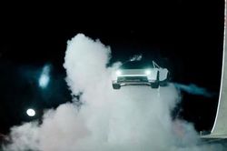 Mẫu xe Roadster mới của Tesla có thể xoay trên không nhờ các bộ đẩy từ SpaceX