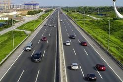 Bộ Xây dựng nói về giữ khoảng cách an toàn trên cao tốc như thế nào?