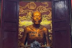 Hòa thượng Chuyết Công trụ trì chùa Phật Tích