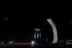 Tesla giới thiệu xe điện mới, vừa bay vừa nhào lộn trên không