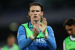 De Bruyne bị đẩy xa khung thành vì McTominay