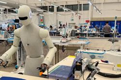 Robot hình người bắt đầu vào nhà máy, làm 'công nhân'