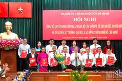 Thành ủy Thành phố Hồ Chí Minh công bố quyết định thành lập hai đảng bộ cơ sở và trao quyết định cán bộ