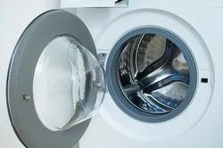 Vì sao giặt một chiếc khăn khiến máy giặt rung lắc dữ dội?