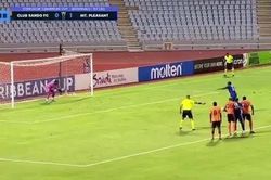 Pha đá phạt đền kỳ quặc chưa từng có