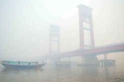 Khói mù độc hại bao trùm, Indonesia tung biện pháp lạ đối phó