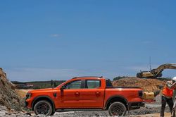 Phân khúc xe bán tải: Ford Ranger đòi lại ngôi đầu, Mitsubishi Triton cắm đầu lao dốc