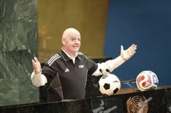 Chủ tịch FIFA xin lỗi về kế hoạch 'b&aacute;n World Cup' g&acirc;y tranh c&atilde;i