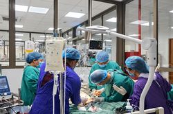 Người đàn ông sốc nhiễm khuẩn, ngừng tim nguy kịch do uống rượu
