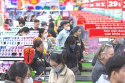 GDP tăng cao, vì sao túi tiền người dân vẫn 'mỏng'?