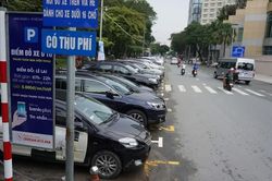 Hà Nội tăng giá trông giữ ô tô vỉa hè, chi phí 'nuôi xe' sẽ ra sao?