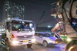 Ô tô bật đèn LED sáng lóa giữa phố Hà Nội, người đi đường khổ sở tránh né