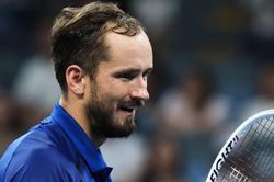 Daniil Medvedev vượt khó vào bán kết Thượng Hải Masters