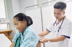 Vô tình chạm vào tổ ong vò vẽ, người phụ nữ bị đốt 60 nốt