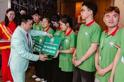Trường Cao đẳng Công thương Việt Nam trao tặng 1.000 máy tính xách tay cho tân sinh viên