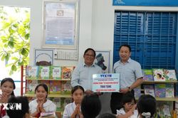 TTXVN trao tặng tủ sách Đinh Hữu Dư cho học sinh phố biển Nha Trang