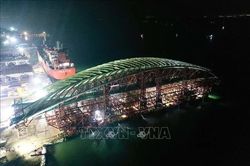 Hạ thủy thành công tổ hợp nhịp chính cầu đi bộ qua sông Sài Gòn