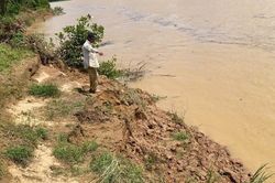 Sông Thạch Hãn sạt lở nghiêm trọng, người dân thấp thỏm lo mất đất, mất nhà