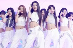Nhóm nhạc nữ mới của Lee Soo Man 'vượt mặt' NewJeans
