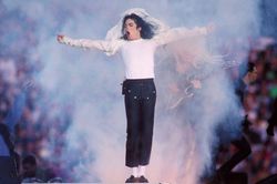 Sau 17 năm ngày mất, Michael Jackson vẫn áp đảo các ngôi sao âm nhạc đương đại