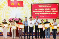 Trao bằng khen của Chủ tịch UBND TP. Đà Nẵng cho 21 cá nhân dũng cảm cứu 32 thuyền viên gặp nạn trên biển