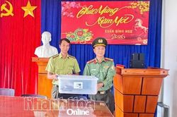 Bàn giao cá thể trăn gấm để tái thả về môi trường tự nhiên
