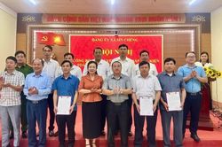 Đảng ủy xã Sín Chéng công bố quyết định về sắp xếp, kiện toàn tổ chức Đảng trực thuộc