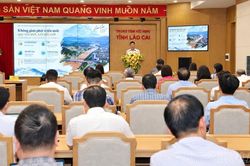 Phó Chủ tịch Thường trực UBND tỉnh Ngô Hạnh Phúc giảng chuyên đề phát triển kinh tế - xã hội tỉnh Lào Cai trong không gian phát triển mới