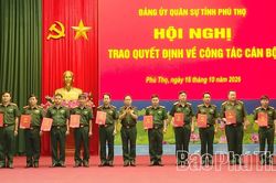 Bộ Chỉ huy Quân sự tỉnh Phú Thọ trao quyết định về công tác cán bộ