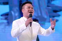 Từ tà áo dài đến bếp lửa quê nhà trong tiếng hát NSƯT Hoàng Tùng