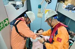 Cứu thuyền viên Philippines bị bỏng nặng trên vùng biển Khánh Hòa
