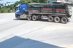Xe đầu kéo lao vun vút qua ngã tư ở Bắc Ninh rồi vượt ẩu, tài xế bị xử phạt